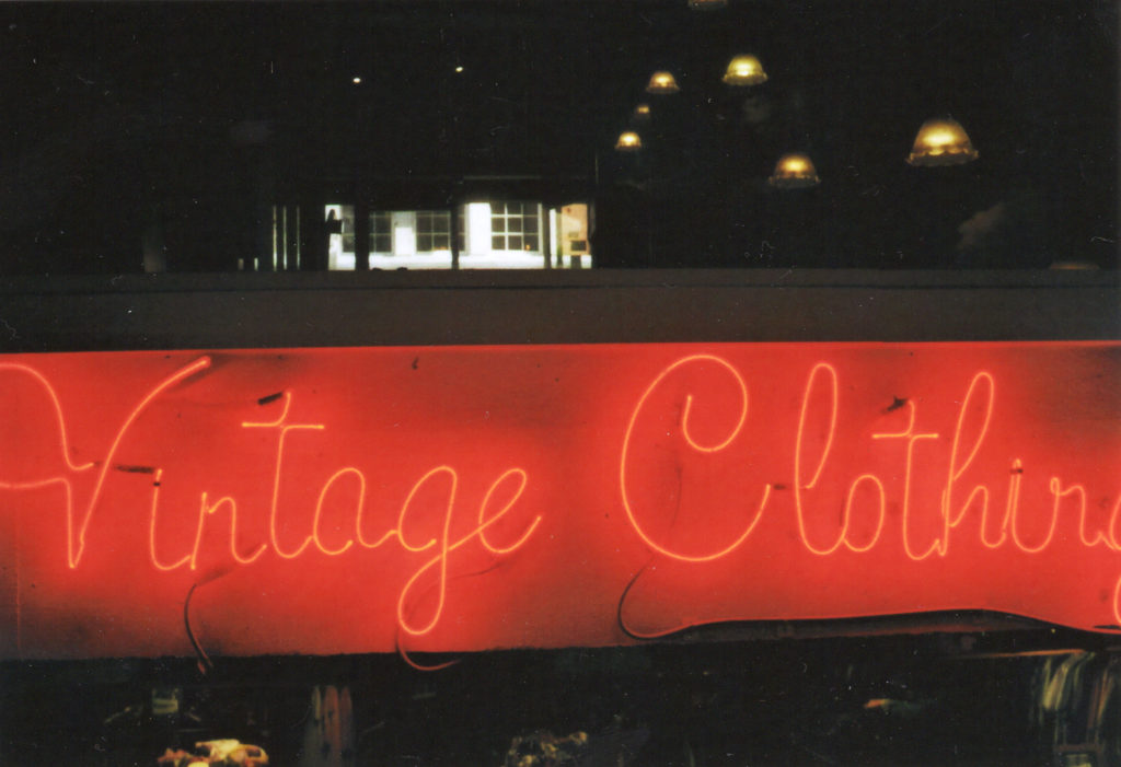 Halston Mode Second Hand